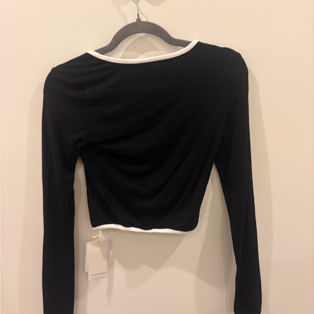 Commense Black and White Long Sleeve Crop Blouse - Picture 3 of 3